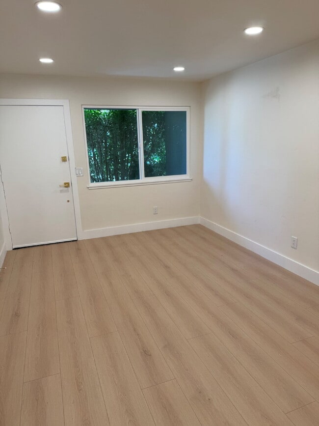 Building Photo - Beautifully Updated 2 Bedroom Home Near Freeway Access
