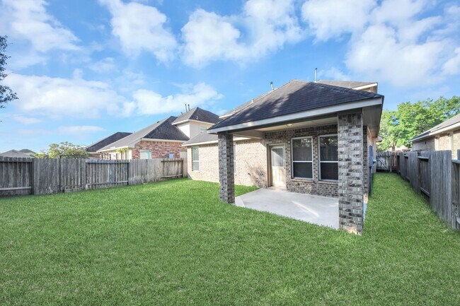 Building Photo - 3115 Lake Dr