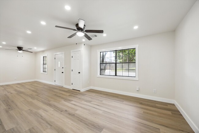 Building Photo - 1201 E Alamo St