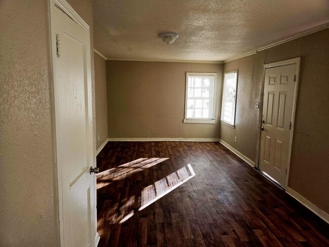 Building Photo - 304 Crockett St