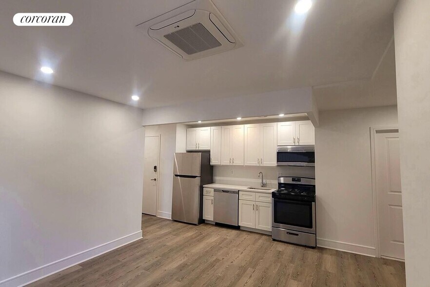 Building Photo - 45 W 81st St