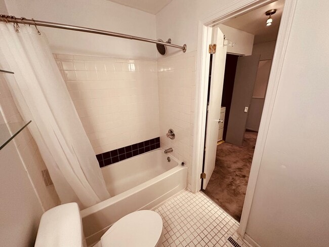 Building Photo - Charming Row House in Historic District