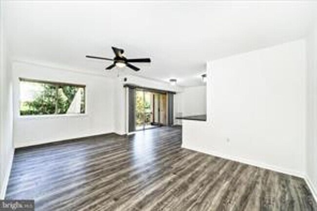 Building Photo - TOP FLOOR CONDO WITH QUIET VIEW