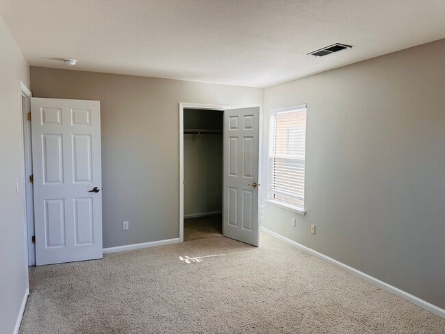 Building Photo - Full Bedroom and Bathroom Downstairs