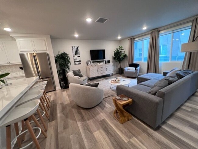 Building Photo - Carlsbad Townhome - 2 Blocks to the beach