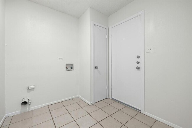 Building Photo - 1010 Red Cliff Dr