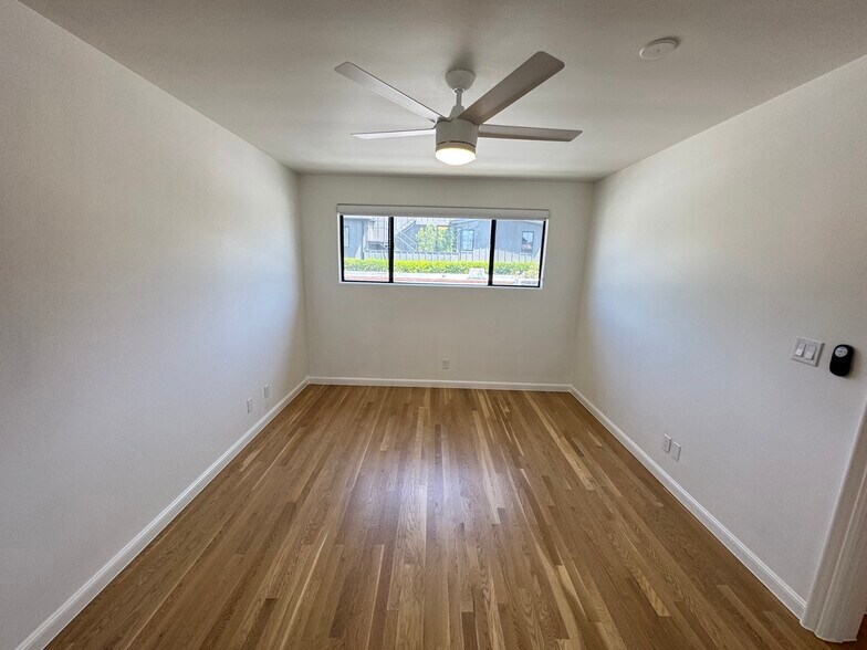 Building Photo - 822 N Martel Ave
