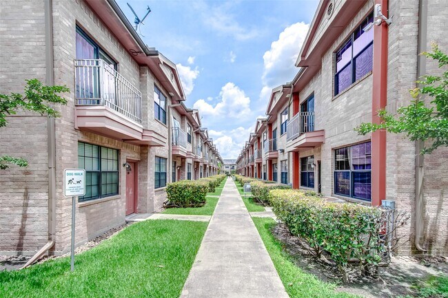 Building Photo - 9400 Bellaire Blvd