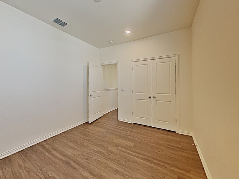 Building Photo - 2734 Lillybrook Ln