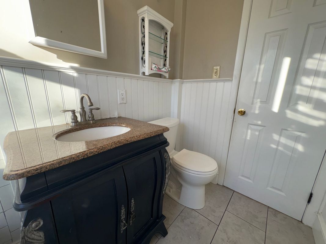 Building Photo - 164 French St