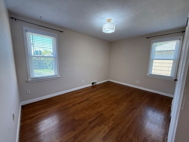 Building Photo - Audubon-Downriver Neighborhood 4 bedroom, 1 bath corner lot with large, fenced yard