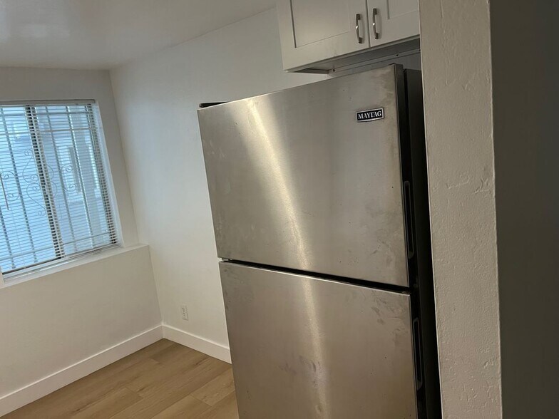 Building Photo - 2025 E 20th St