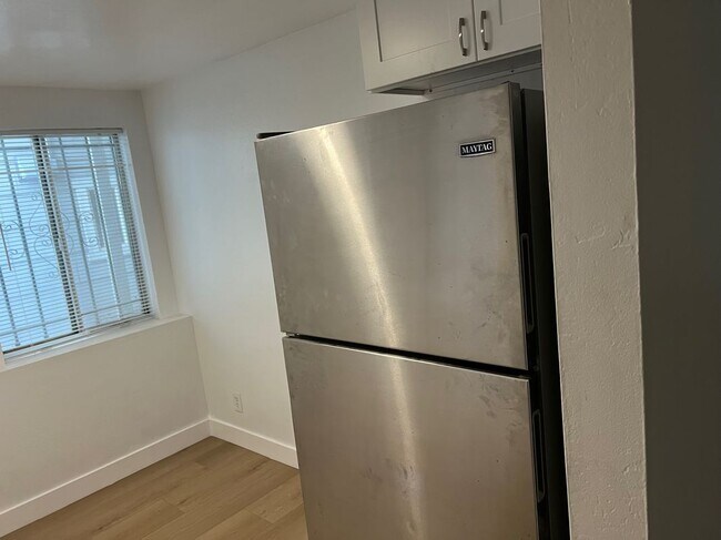 Building Photo - 2025 E 20th St