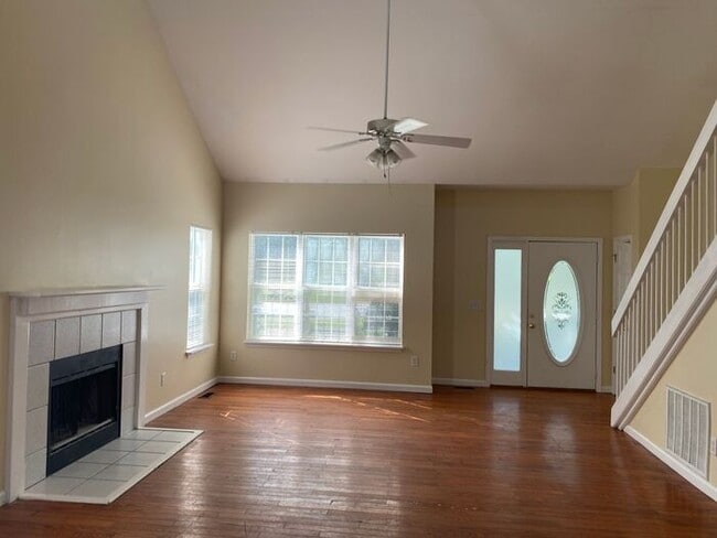 Building Photo - Students Welcome! 4BR home, Open layout, l...