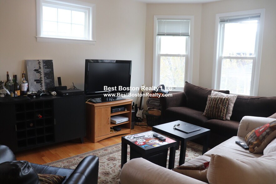 Primary Photo - 23 Tufts St