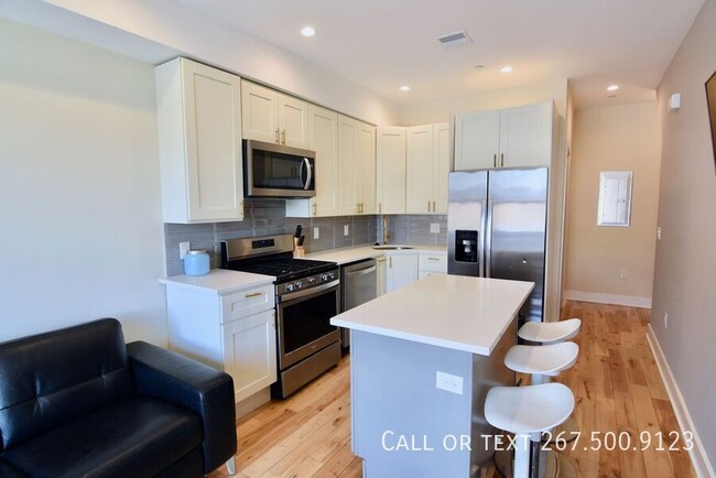 Building Photo - Beautiful bi-level 2 bed, 2 bathroom unit ...