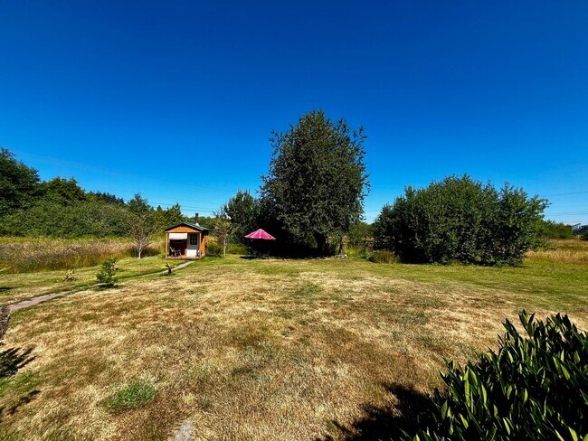 Building Photo - Peaceful Hansville Home with Plenty of Room