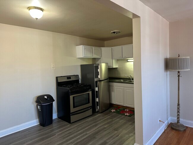 Building Photo - 2411 W Balmoral Ave