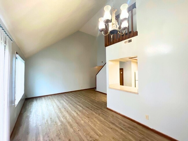 Building Photo - Spacious Living Room