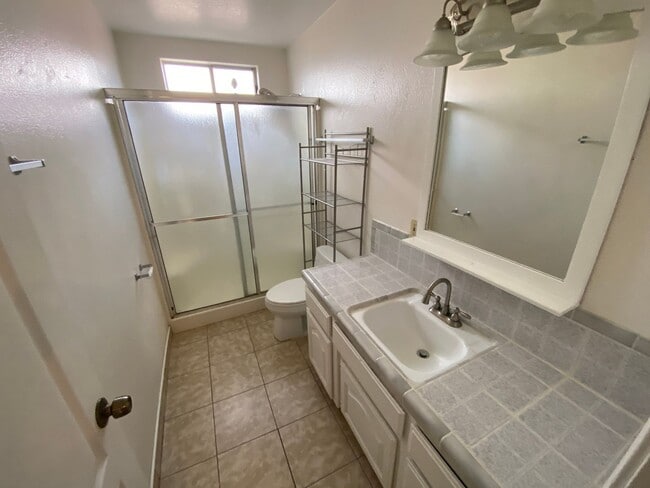 Building Photo - 825 Raaberg Way