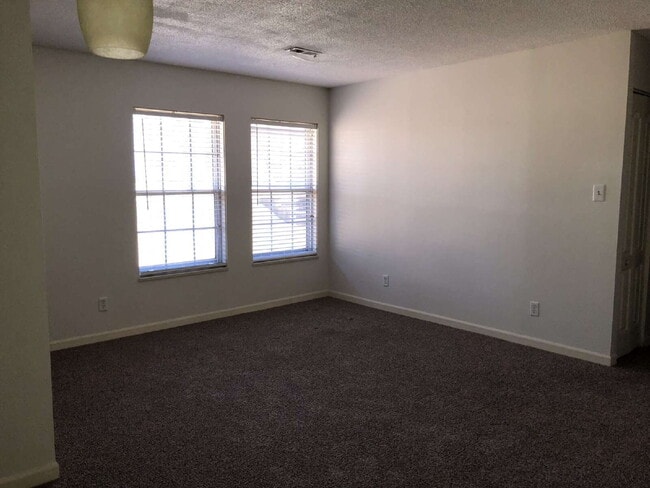 Building Photo - Adorable 2 BR | 1 BA Townhome in Goldsboro! Excellent Location!