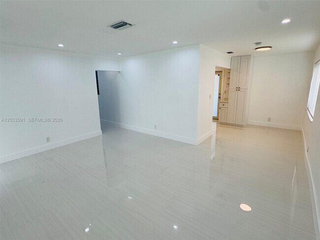 Building Photo - 105-107 NE 30th Ct