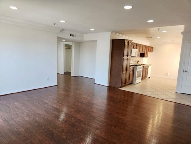Building Photo - Spacious 3 bedroom condo in Van Nuys