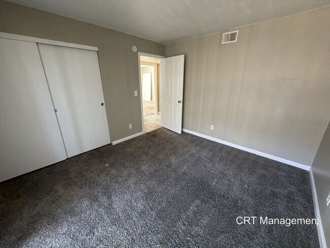 Building Photo - Spacious 3-Bedroom Condo with In-Unit Laundry – Convenient Aurora Location