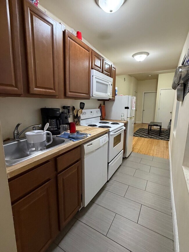 Building Photo - 1630 N Sydenham St