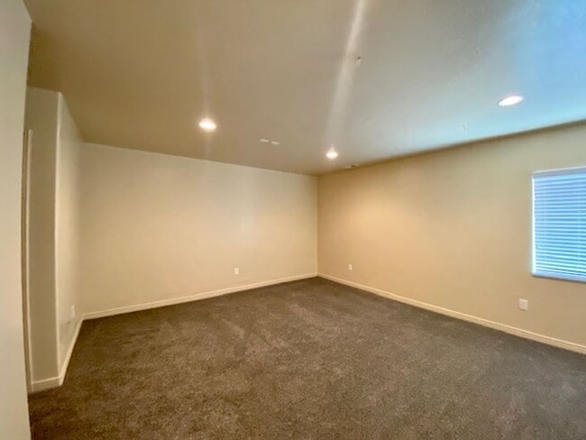 Building Photo - LARGE TOWNHOME AVAILABLE FOR RENT!
