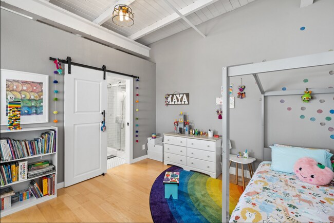 Building Photo - Industrial Chic 3bed/3bath loft style cond...