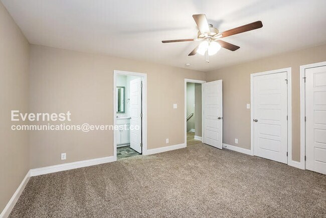 Building Photo - Lovely 2-Bedroom Townhome with Garage / Pe...