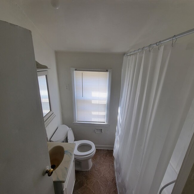 Building Photo - $1000 - 2 Bedroom 1 Bathroom Townhome