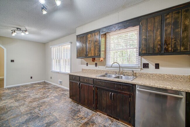 Building Photo - Spacious 3-Bed Home in District 6! Private...