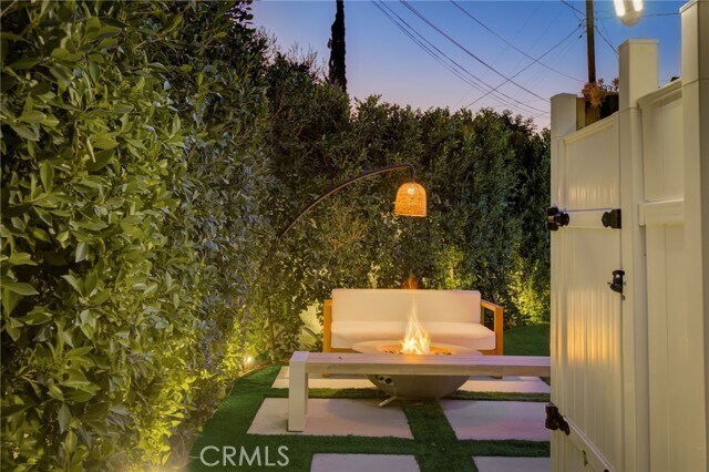 Building Photo - 8161 Encino Ave