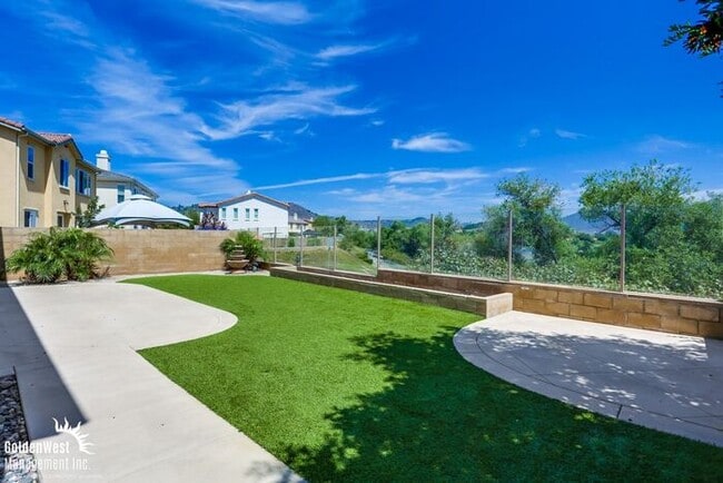 Building Photo - Beautiful 5Bdm 2.5Ba Home with Mountain Vi...