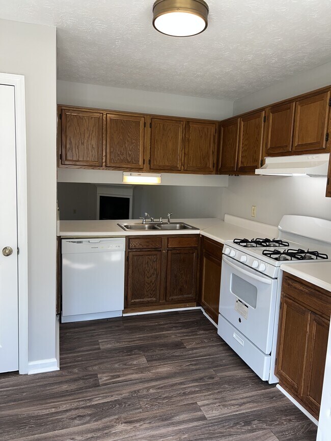Building Photo - 3455 Kingswood Run