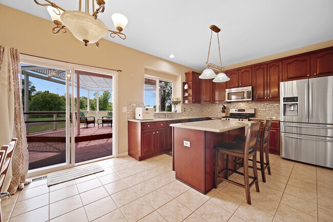 Building Photo - 1044 Oakhill Dr