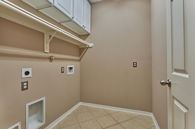 Building Photo - 8406 Oak Villa Ct