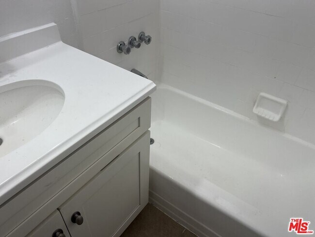 Building Photo - 1024 N Stanley Ave