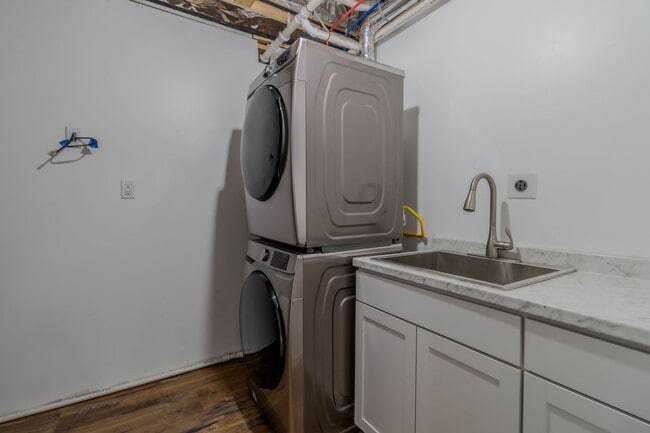 Building Photo - Contemporary Comfort and Versatility in a ...