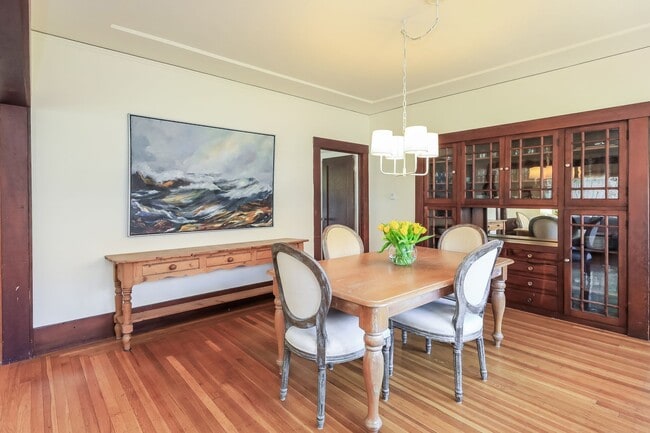 Building Photo - Furnished 1920 Craftsman Bungalow Available In The Dimond District!