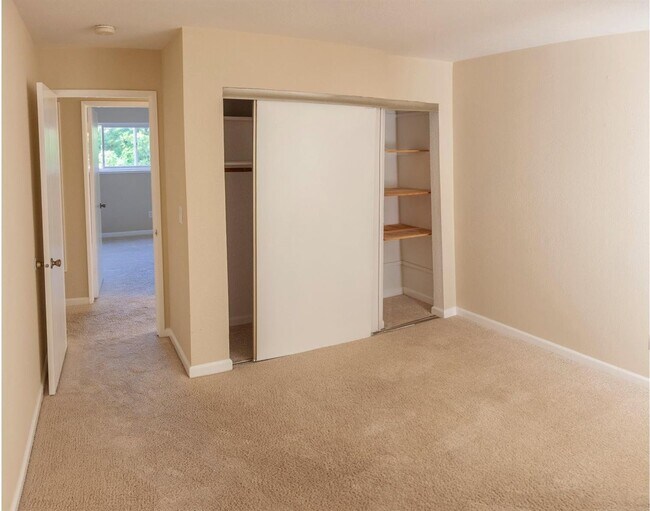 Building Photo - ? Greenbelt Access | Sauna | Updated Interior ?