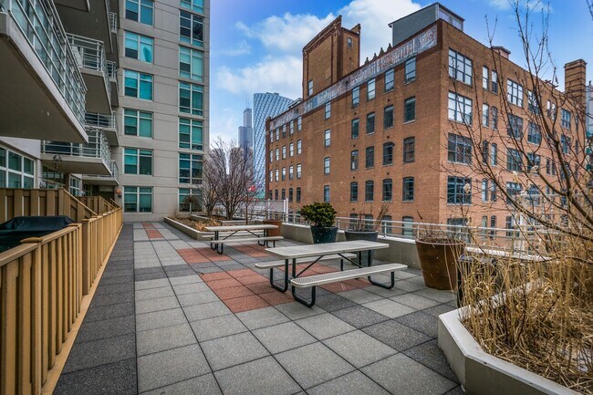 Building Photo - 909 W Washington Blvd
