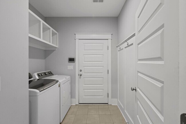 Building Photo - Beautiful Home Available with Tons of Upgr...