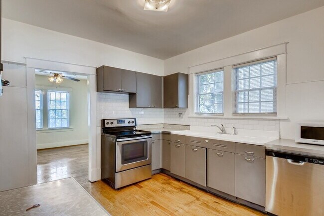 Building Photo - Charming Brick Cottage near Vanderbilt