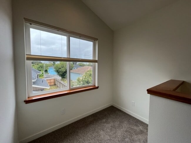 Building Photo - NEWER 3/2 Construction in Eureka! Beautifu...
