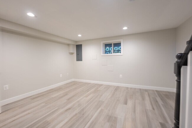 Building Photo - Beautiful 3 BR/3 BA Townhome in Brentwood!