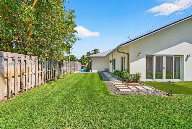 Building Photo - 1126 NE 16th Ct