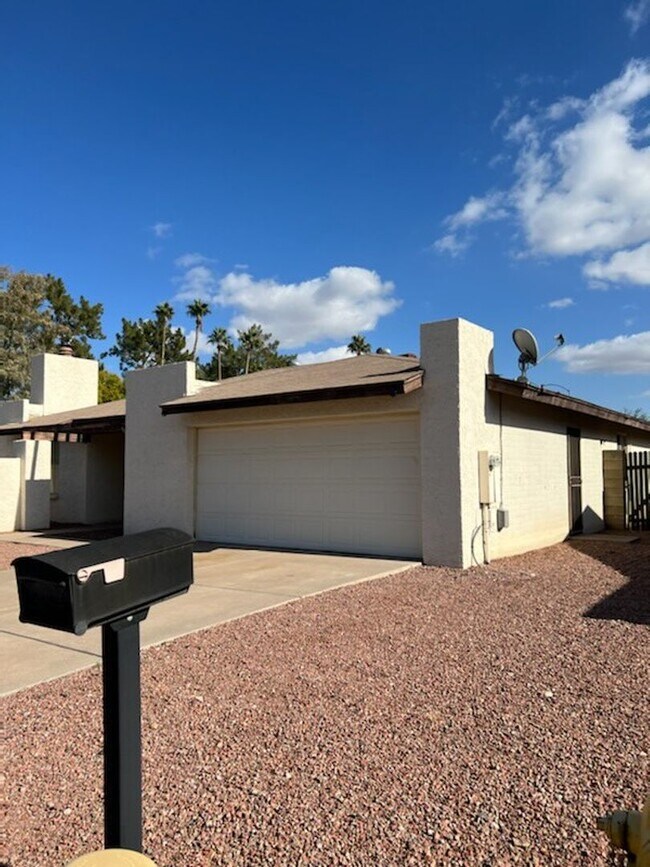 Building Photo - Charming 3 Bed 2 Bath home in Mesa with community pool and big backyard